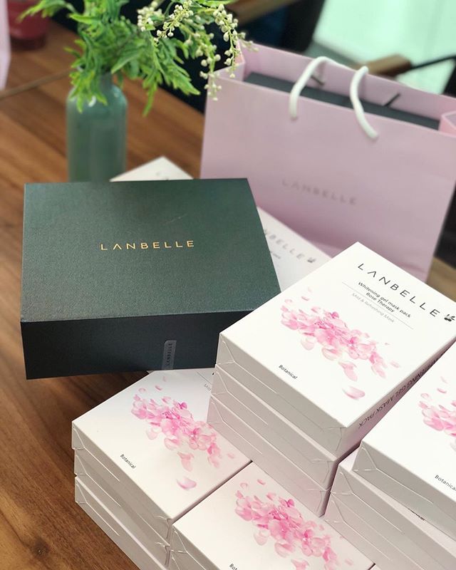 이세상 촉촉함이 아니다.
건조한 겨울에 소중한 피부를 지킬 수 있도록 보내주신 마스크팩?✨ #소중한마스크팩 #감사합니다? #촉촉하게 #명절 #선물 #랑벨 #lanbelle